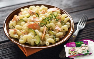 Cavatappi con salmone affumicato, funghi e zucchine
