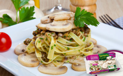Fettuccine con funghi champignon