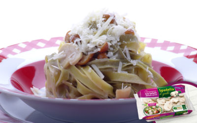 Paglia e fieno ai funghi e scaglie di formaggio