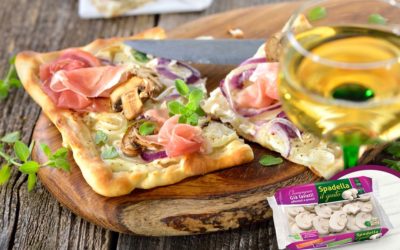 Focaccia con cipolla rossa, prosciutto crudo e Funghi Champignon Spadella il gusto