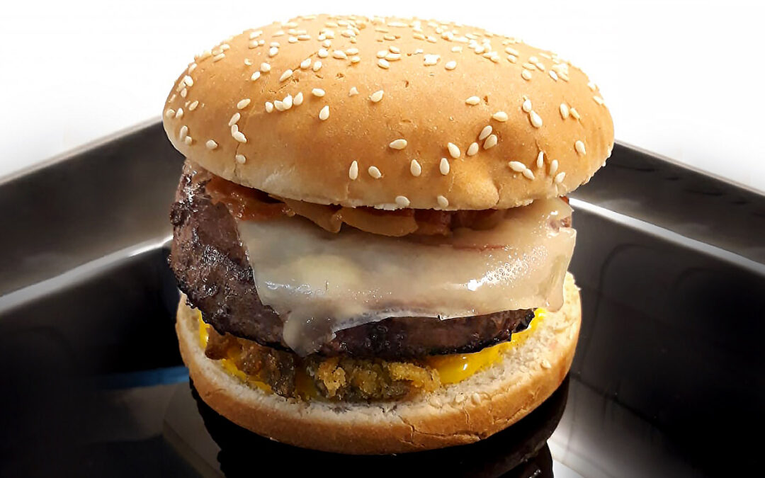 Hamburger di Scottona con funghi fritti, maionese all’aglio e pancetta croccante