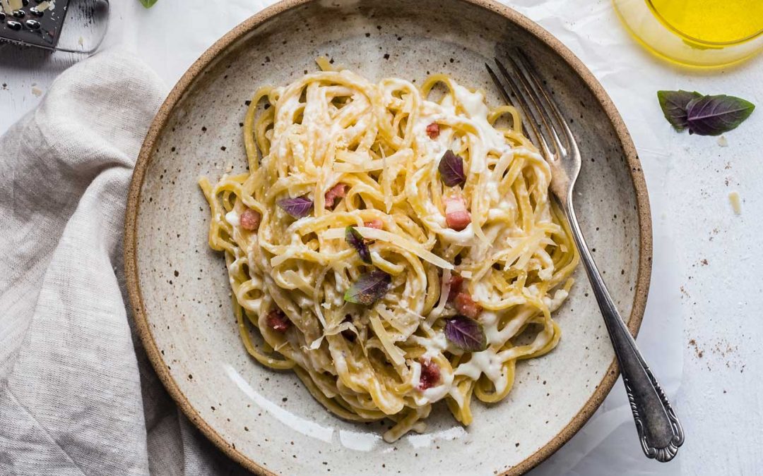 Pasta con salsiccia, panna e funghi