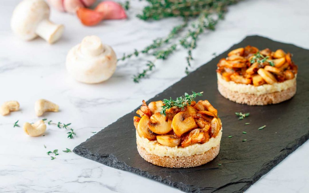 Spianatine "pan da vin" con funghi su fonduta di fontina