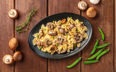 Pasta con panna, funghi e piselli